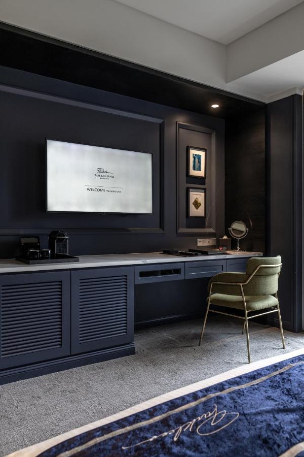 Park Lees Hotel Kaohsziung Kültér fotó A room at The Standard East Village