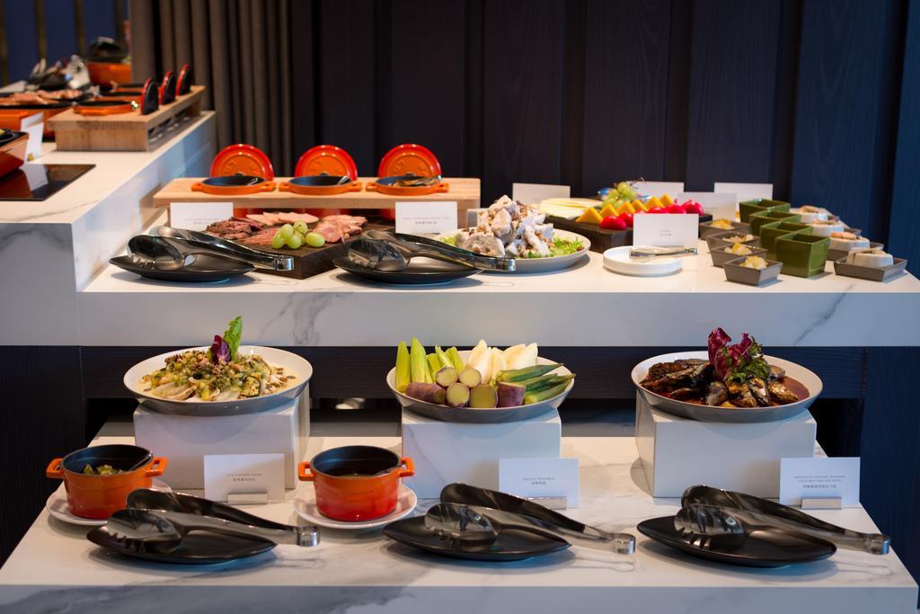 Park Lees Hotel Kaohsziung Kültér fotó A salad bar