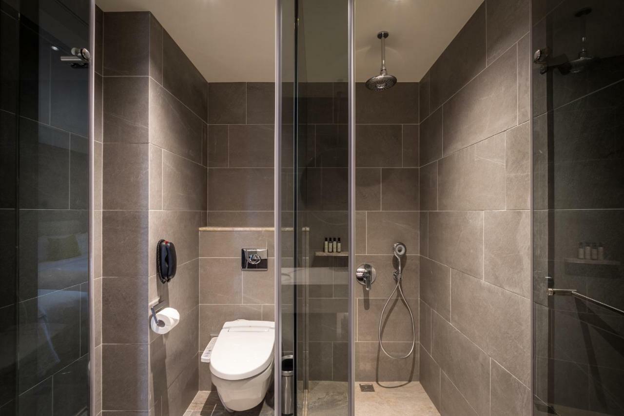 Park Lees Hotel Kaohsziung Kültér fotó A shower room in a hotel